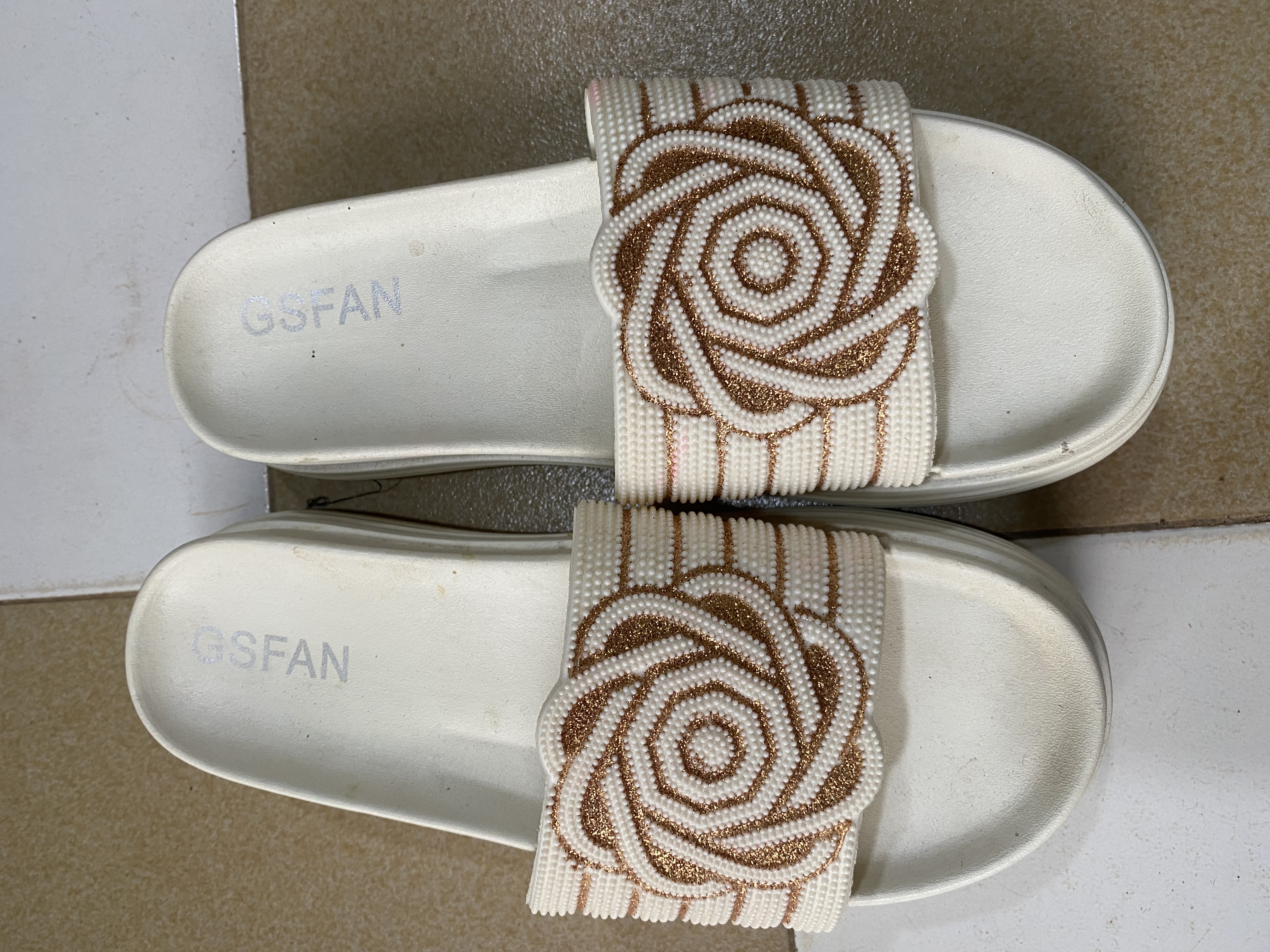Sandales tissées à motif floral