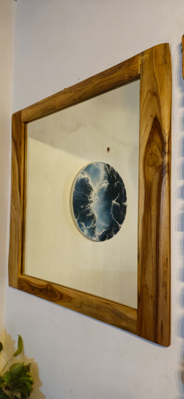 Espejo de pared con marco de madera de teka