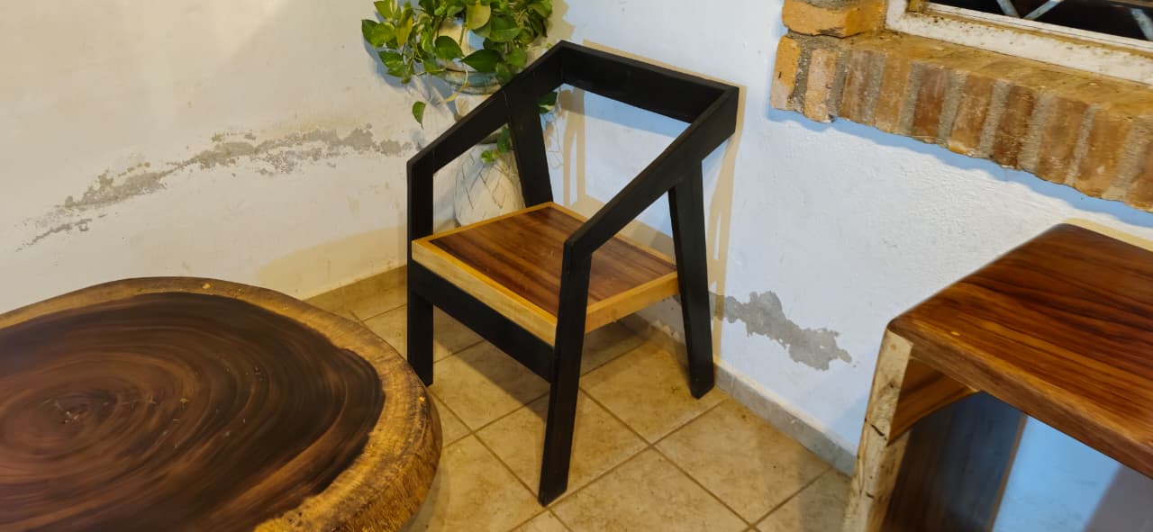 Silla de madera de Parota y Melina