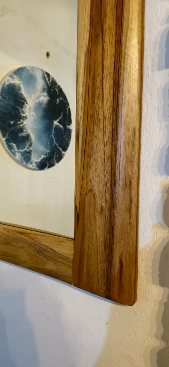 Espejo de pared con marco de madera de teka 