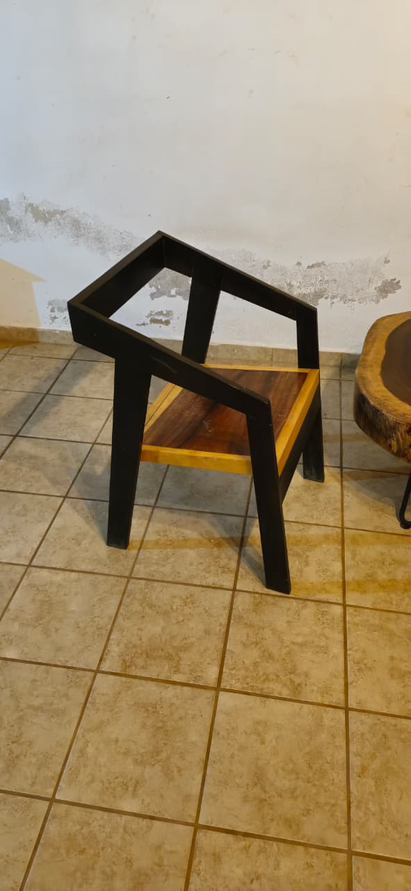 Silla de madera de Parota y Melina
