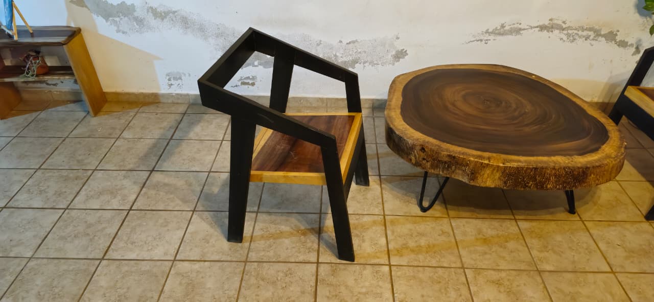 Silla de madera de Parota y Melina