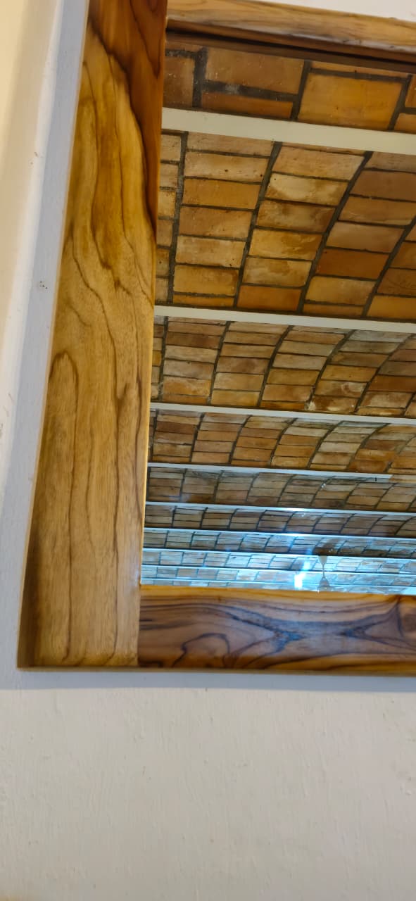 Espejo de pared con marco de madera de teka 