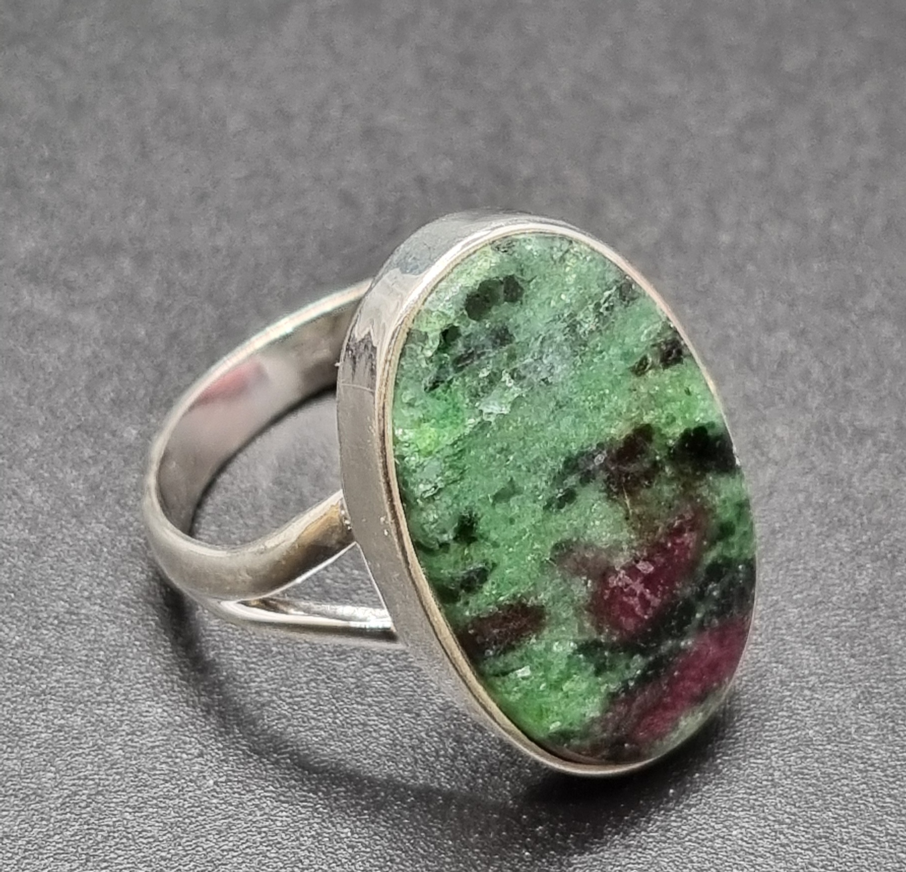 Bague en argent avec rubis zoïsite