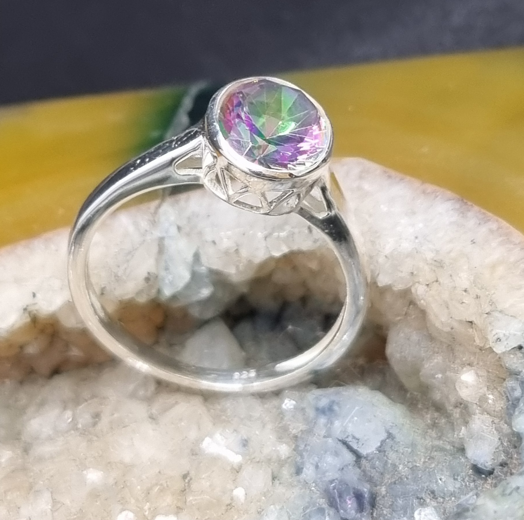 Bague en argent avec pierre mystique