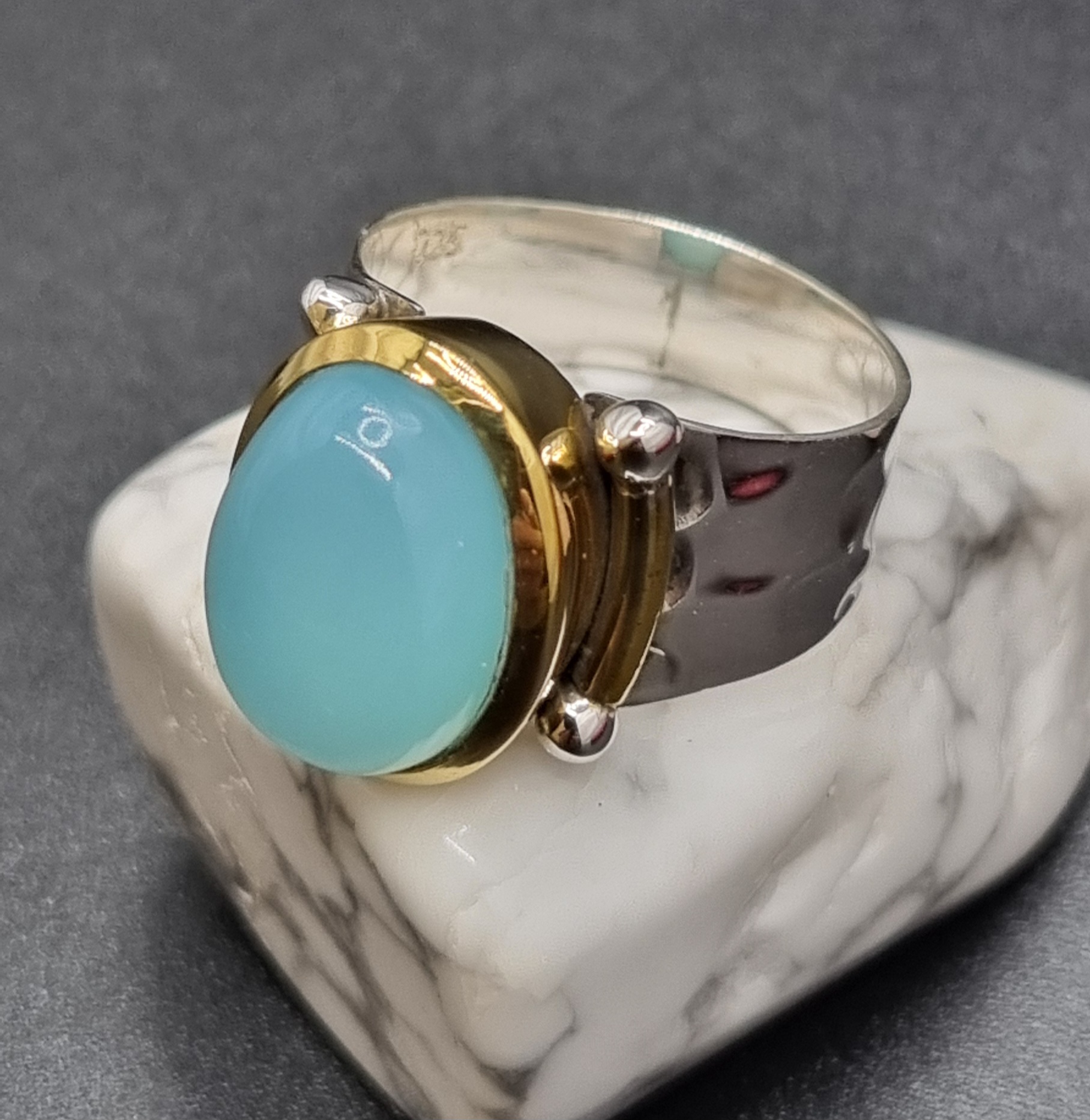 Bague en argent avec pierre calcédoine bleue
