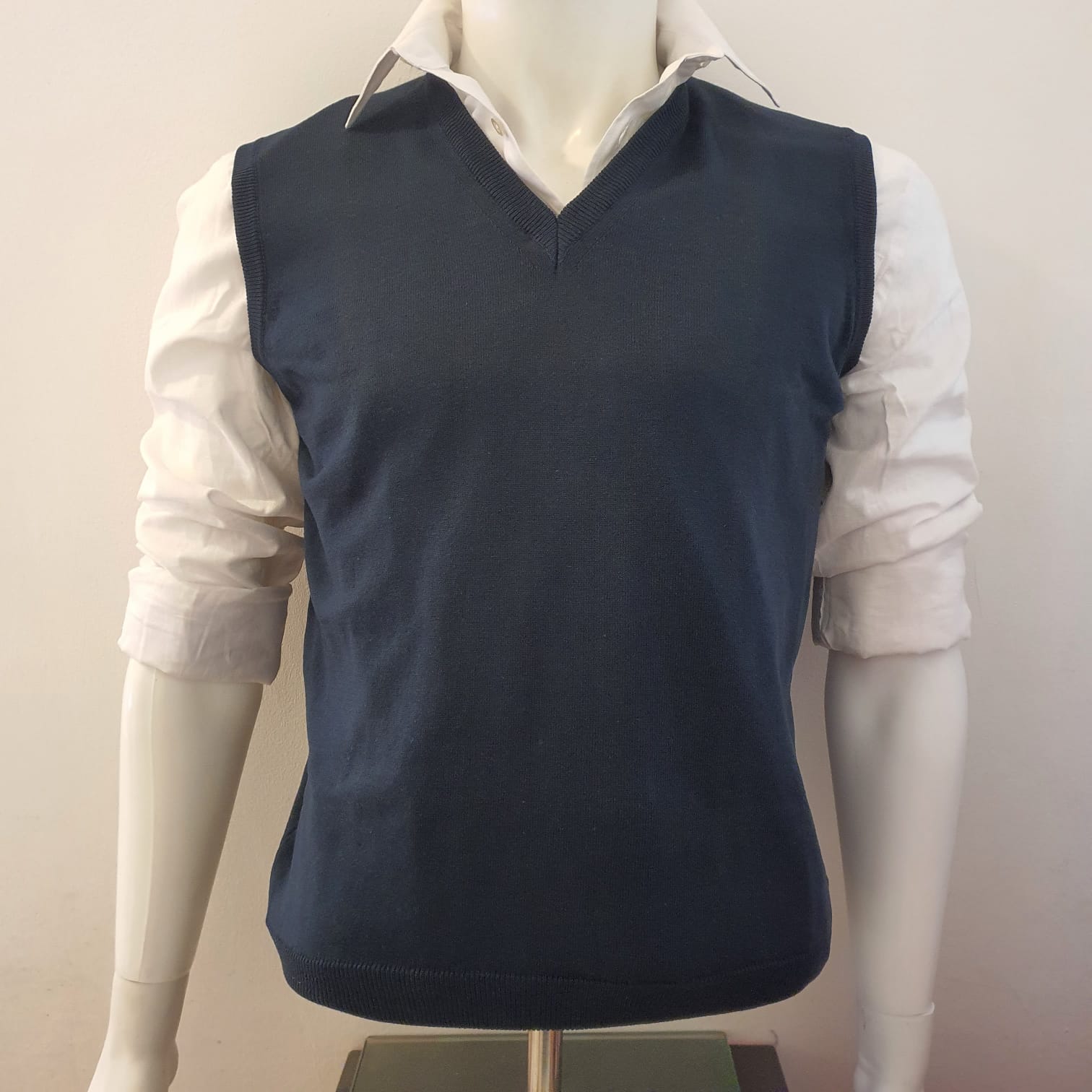 gilet uomo di puro cotone con scollo a V, menswear v-neck vest in pure cotton