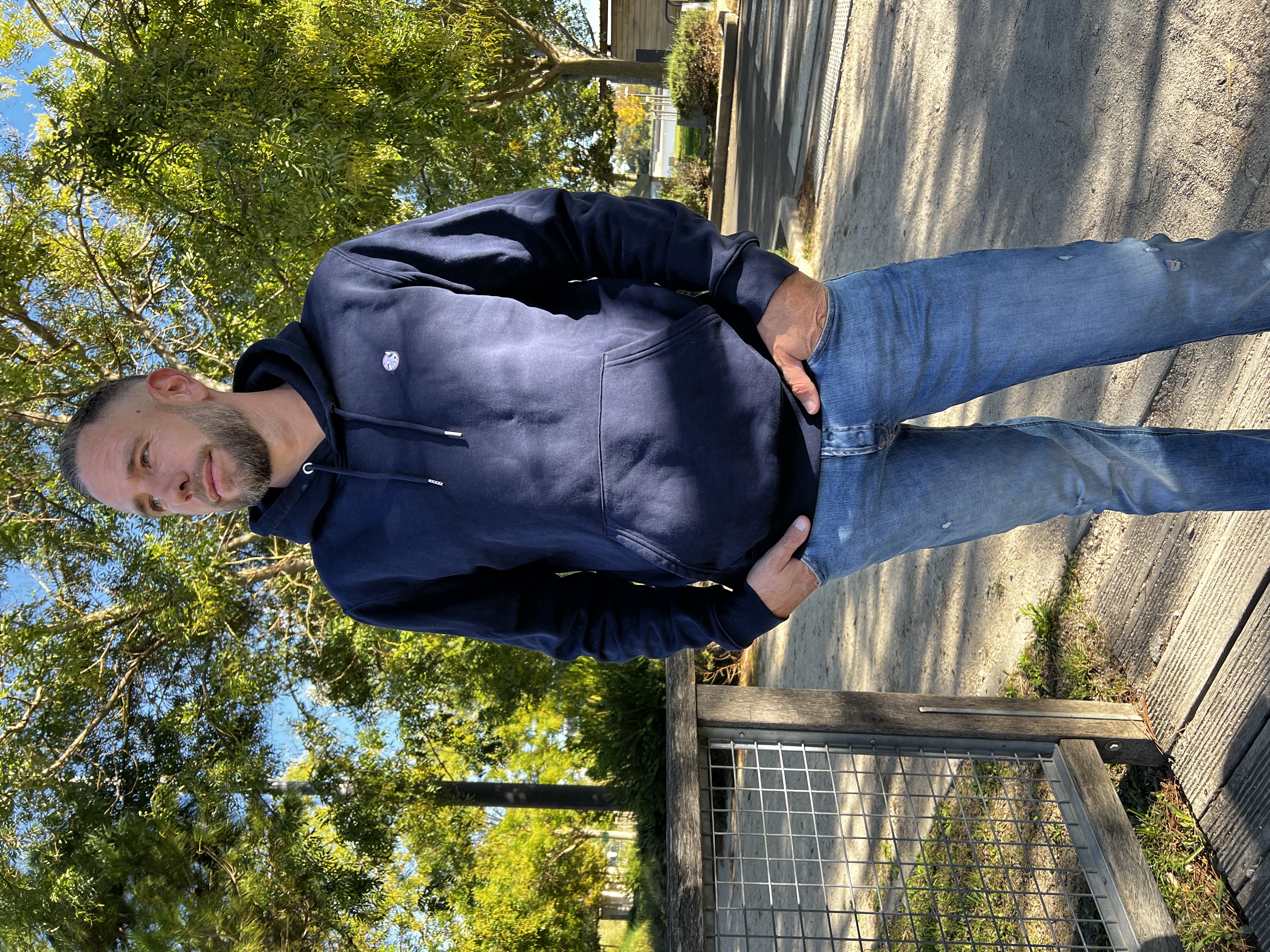 Sweat à capuche coton bio écusson