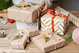 Regalo navideno envuelto en papel rojo