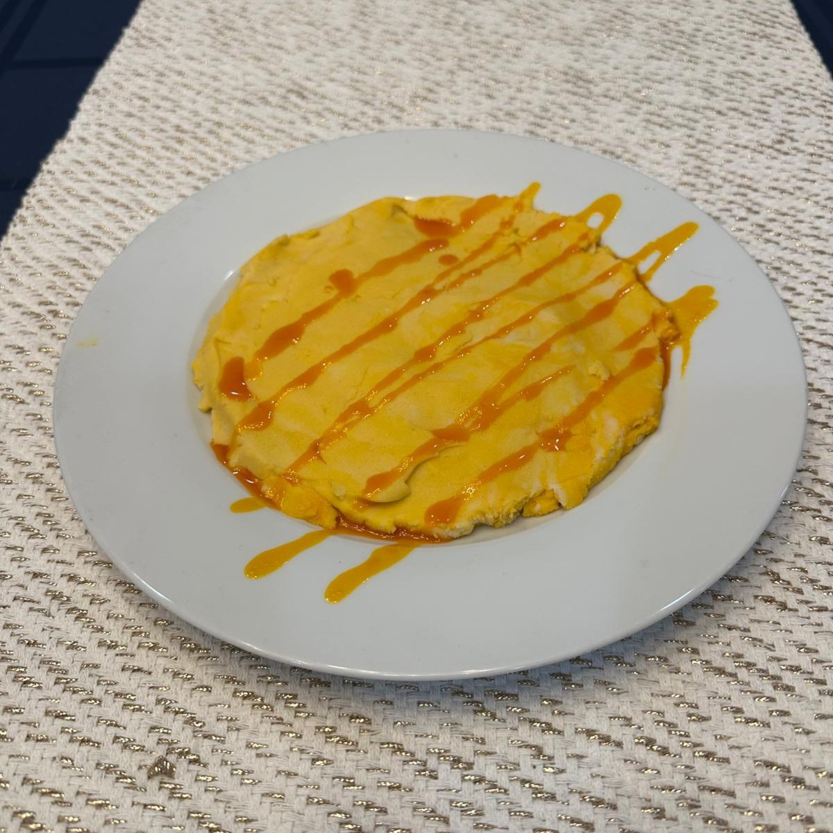 Tortilla de huevo con salsa