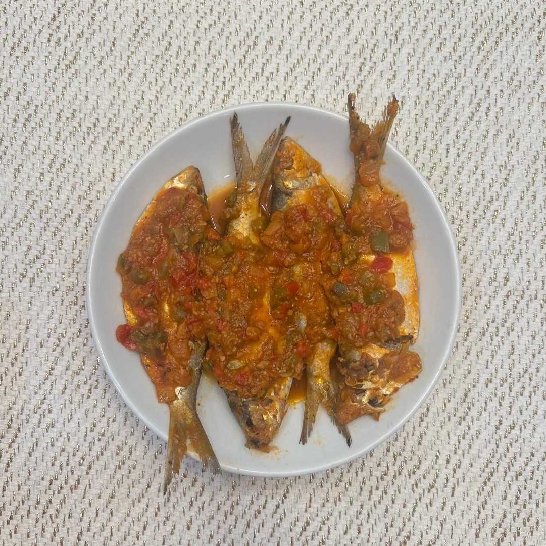 Pescado frito con salsa