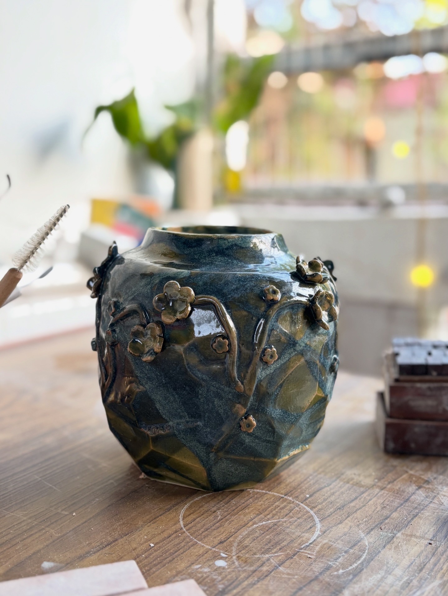 Kuri relief Ceramic Vase