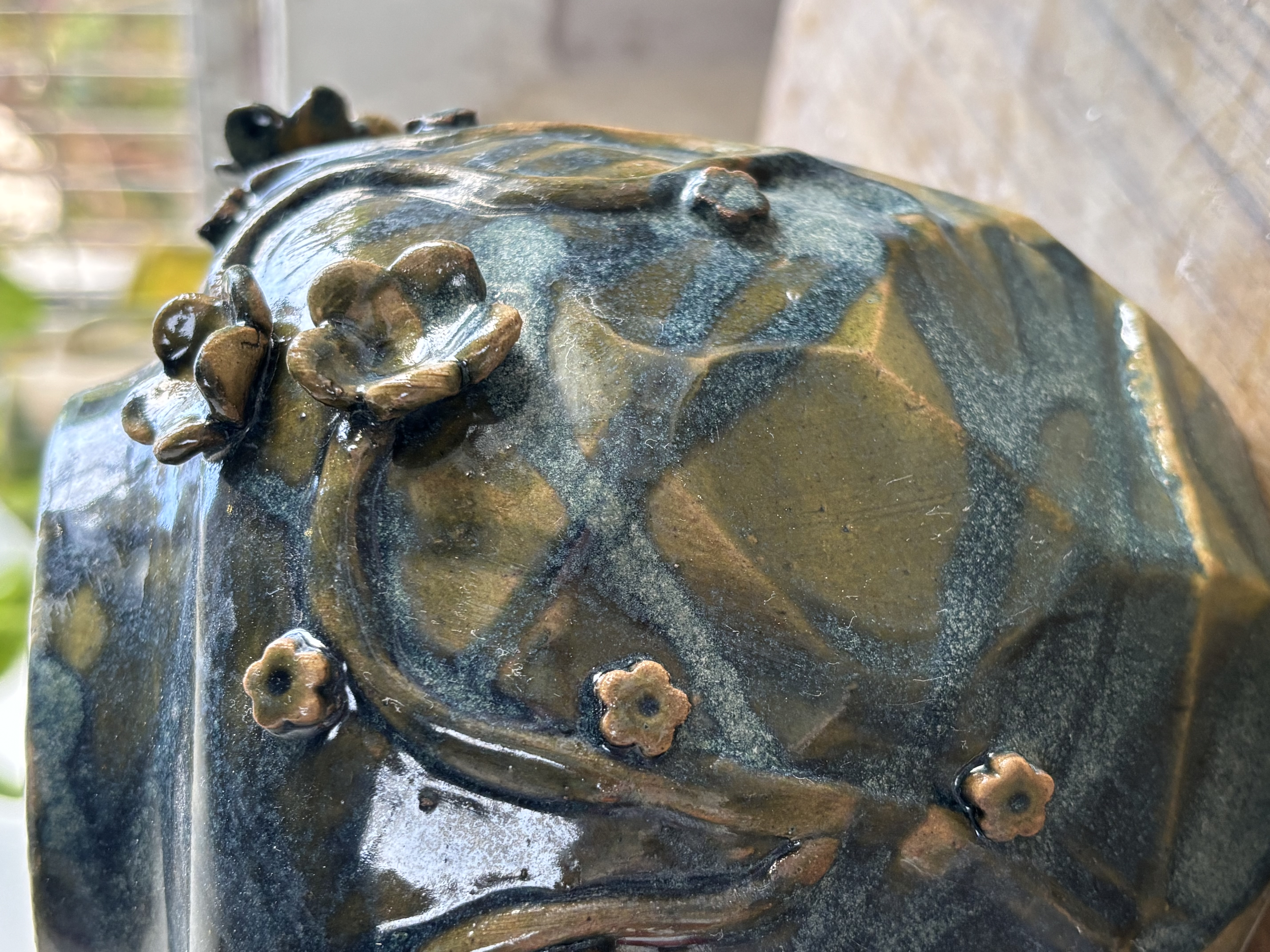 Kuri relief Ceramic Vase