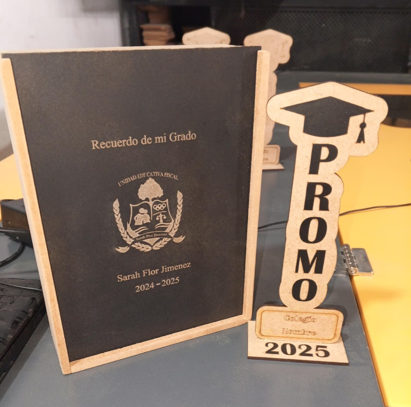 RECUERDOS DE GRADUACIÓN CAJA +APLIQUE + GRABADO LÁSER