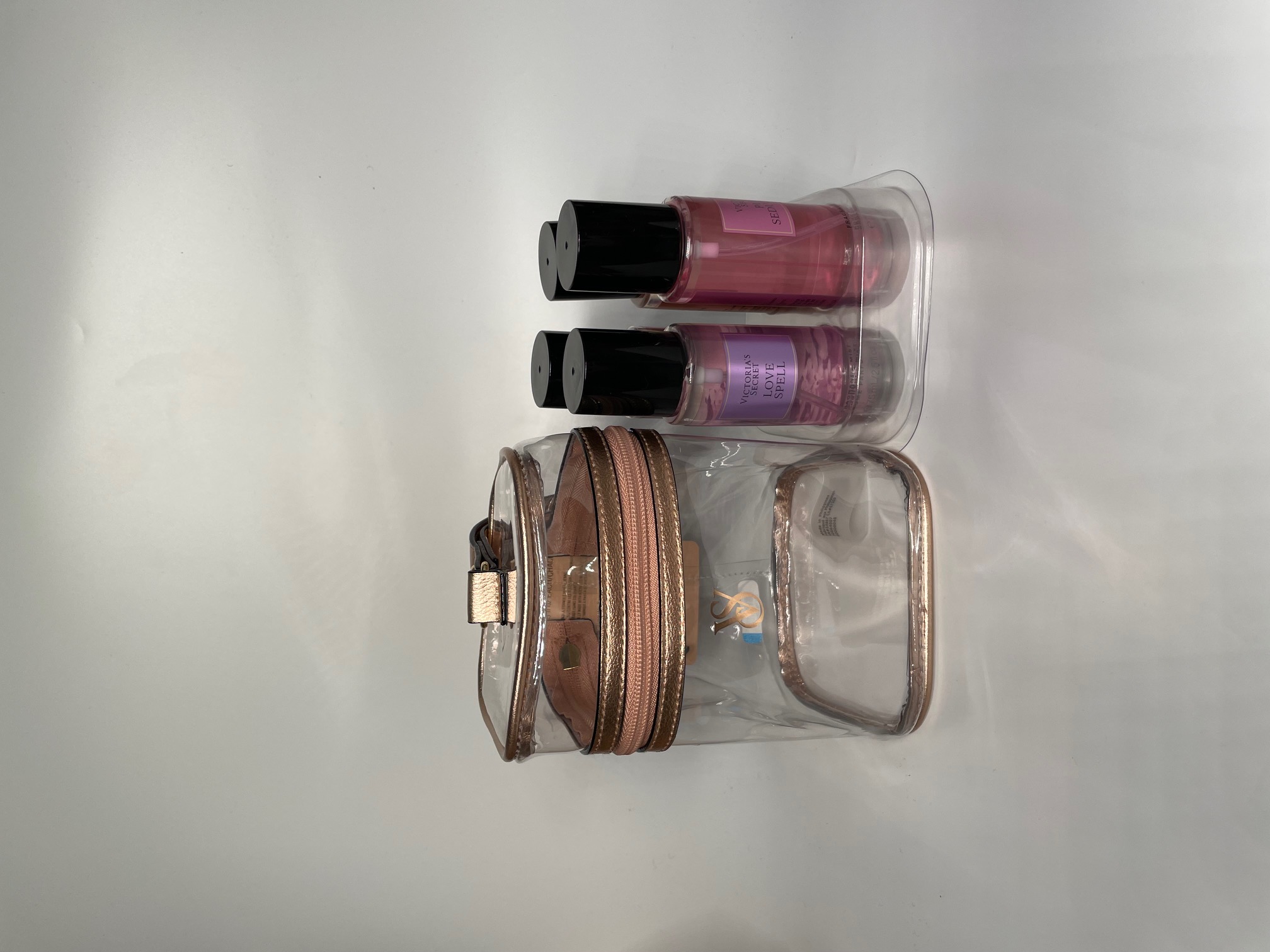 Trousse transparente avec vernis à ongles