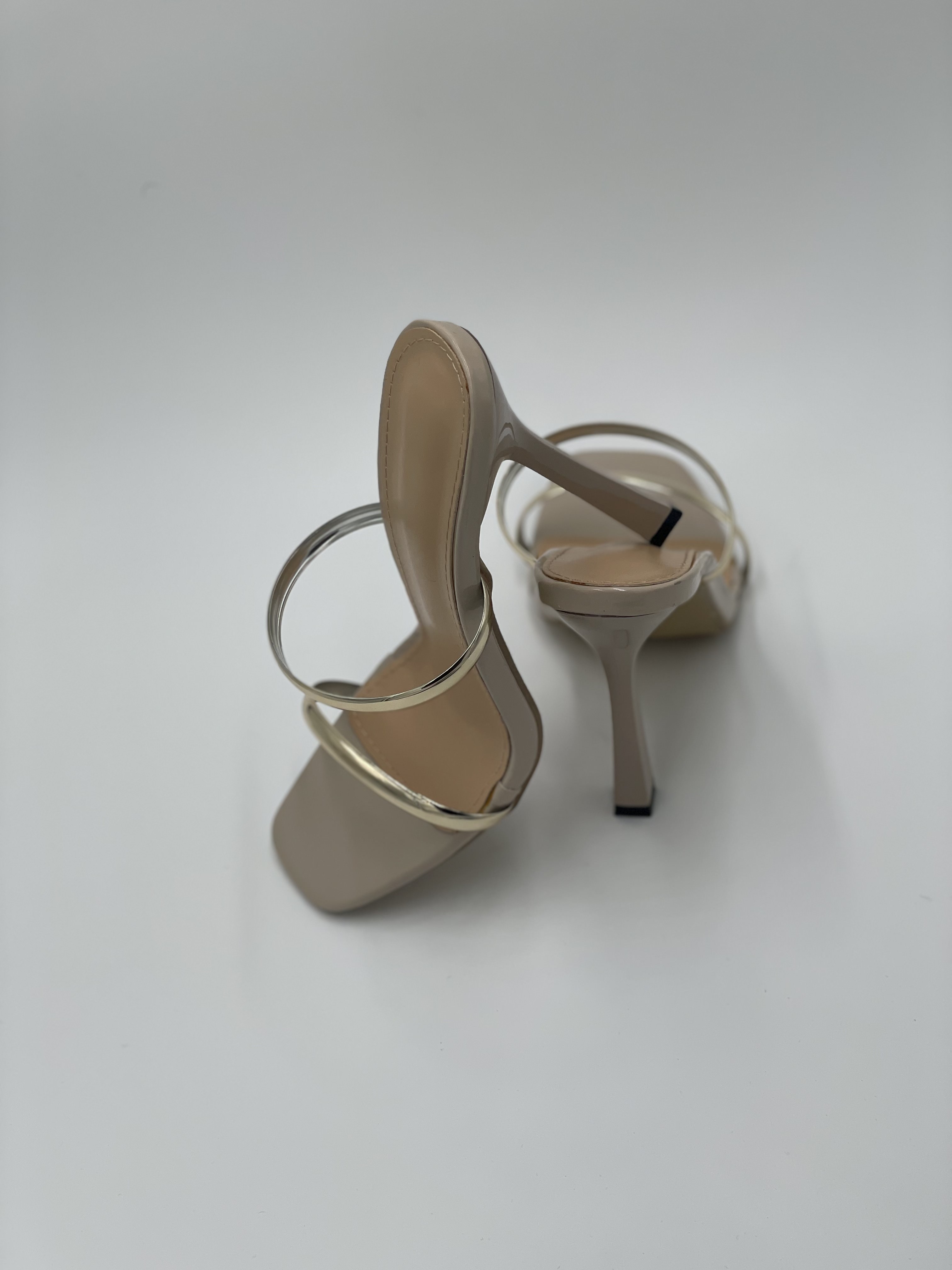 Sandales à talons dorées