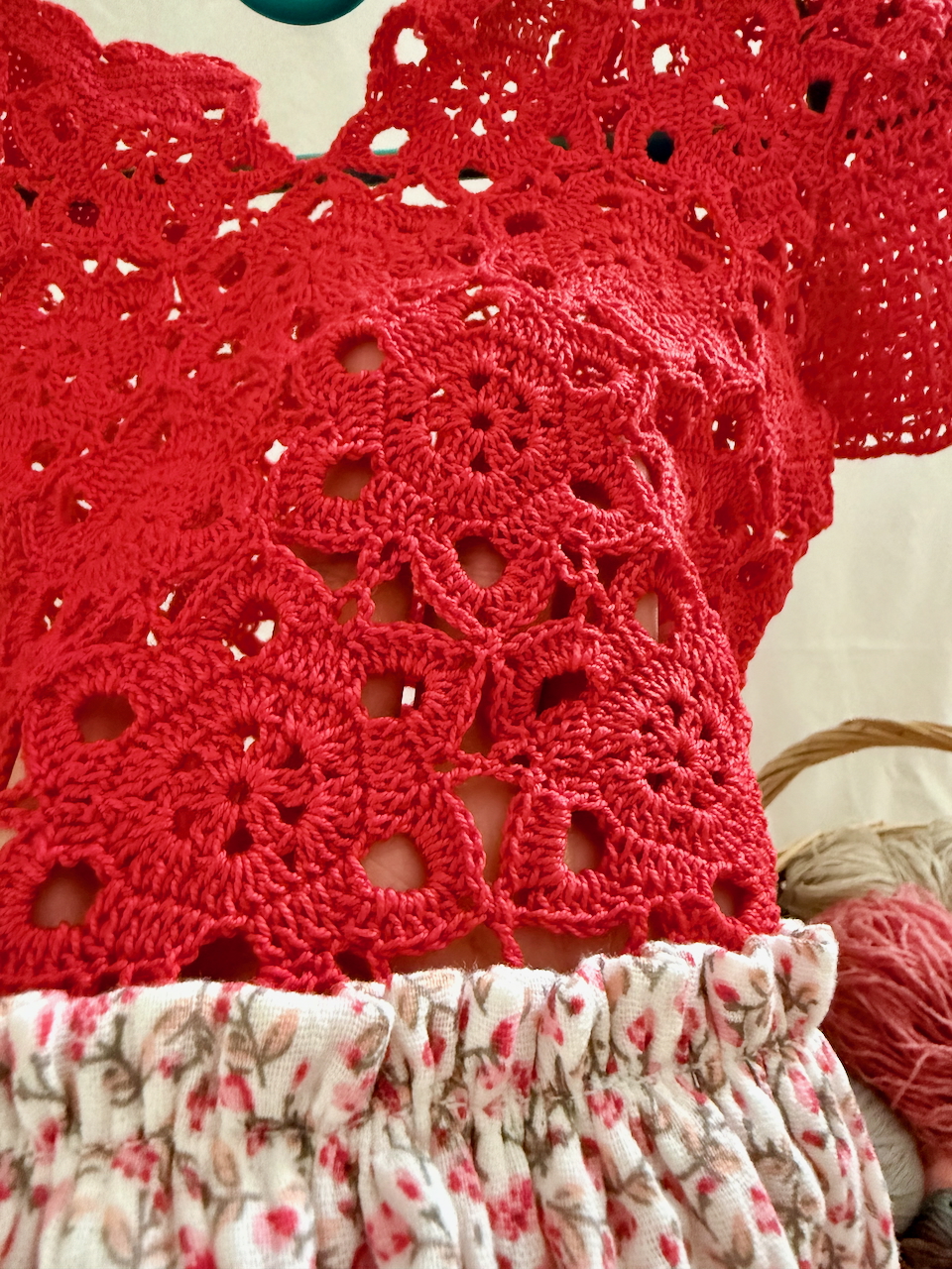 Raudona nerta suknelė su gėlėtu sijonu