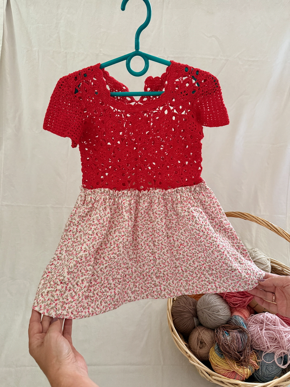 Raudona nerta suknelė su gėlėtu sijonu