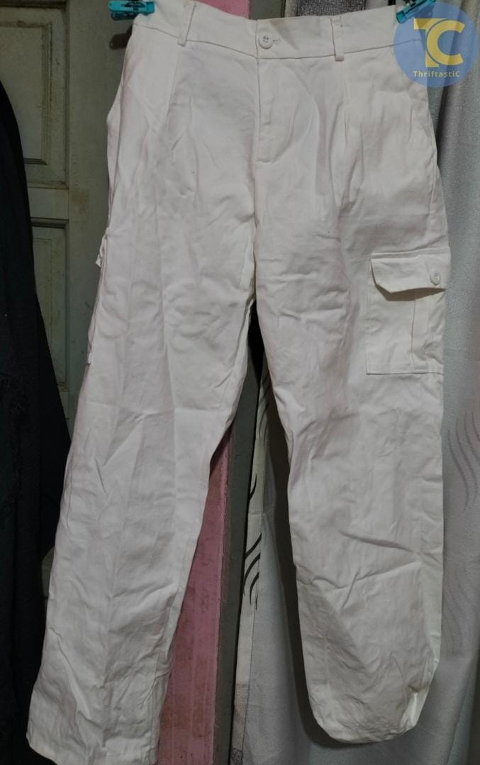 Celan Cargo Warna Putih Bersih