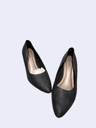 Sepatu hak wanita hitam