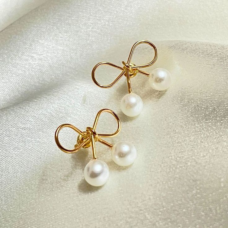 pearl bow earring