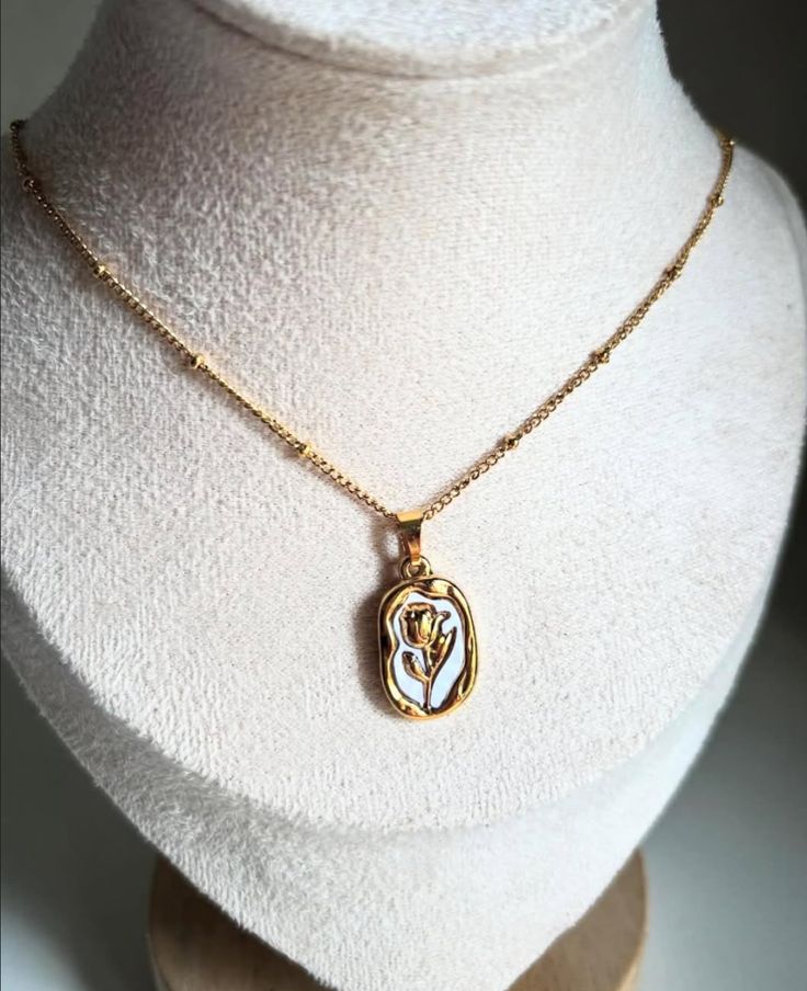 Vintage Rose Paendent Necklace 