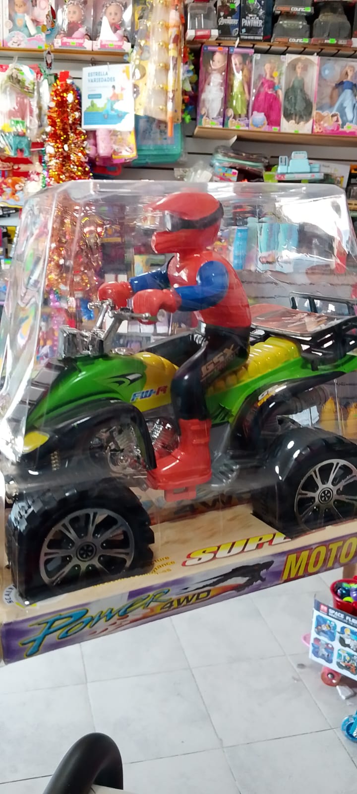 Moto de juguete con figura de superhéroe