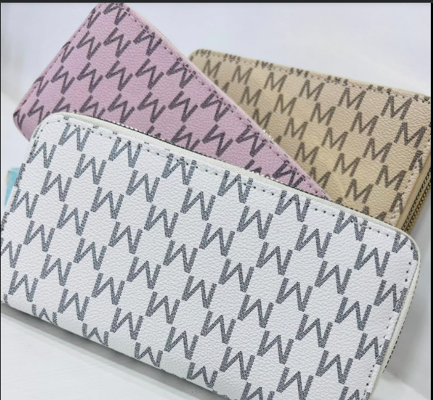Cartera estampada con letra M
