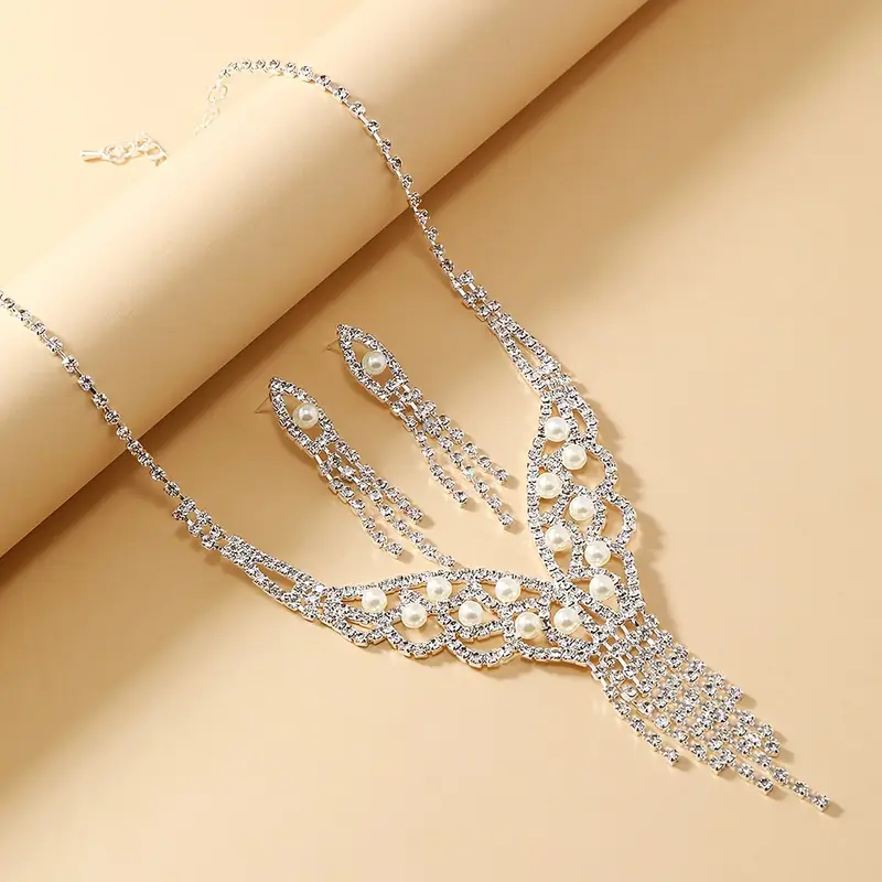 Conjunto de collar y aretes de pedrería