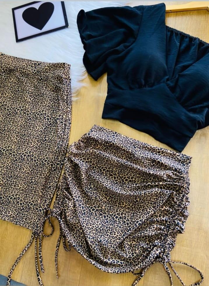 Conjunto de saia animal print e blusa preta