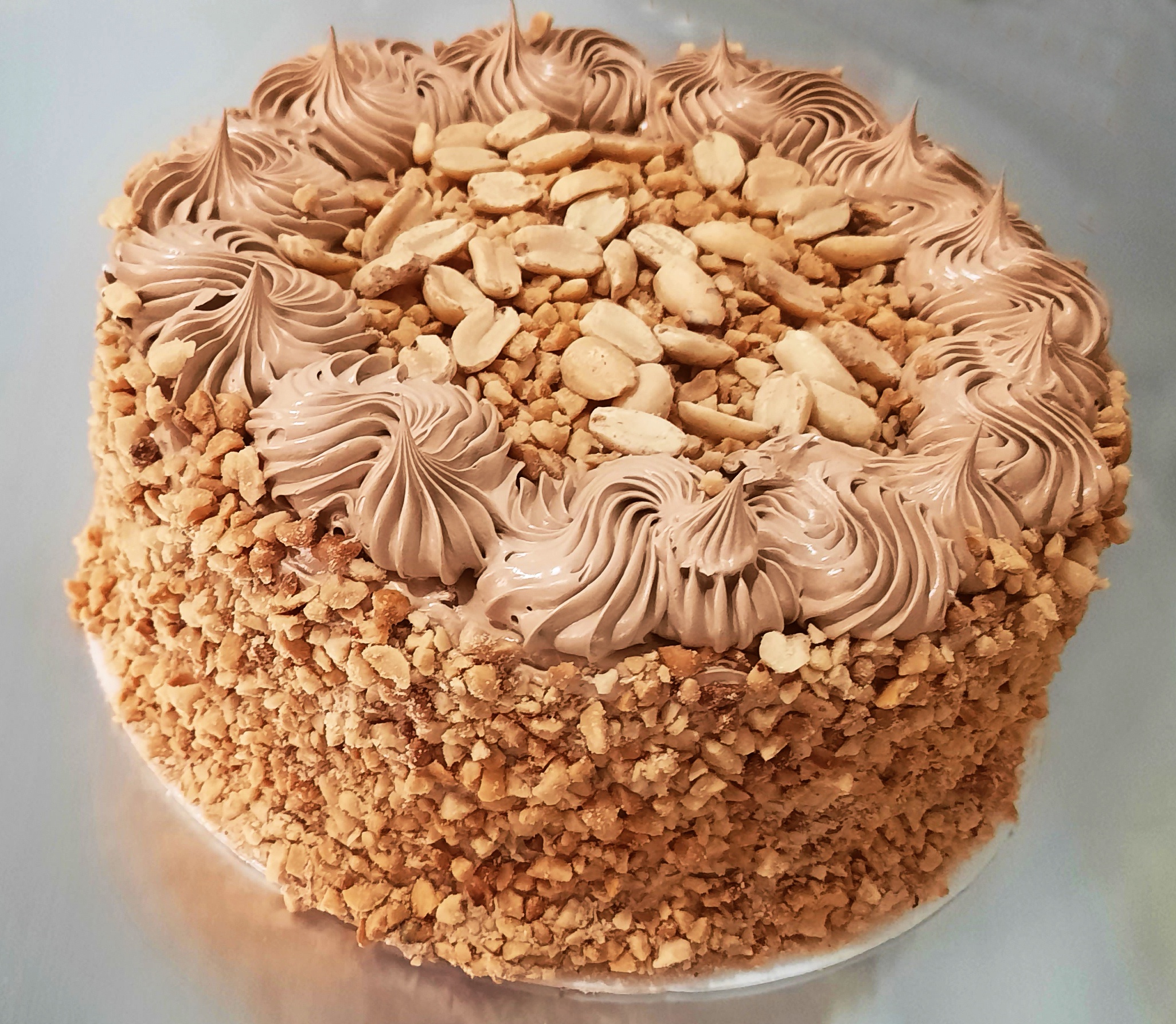 Bolo de amendoim com doce de leite