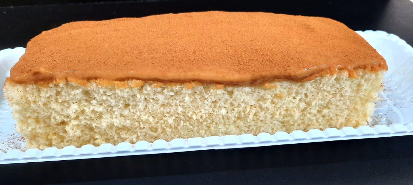 Bolo cobertura doce de leite e canela.