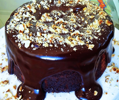 Bolo de chocolate simples com cobertura