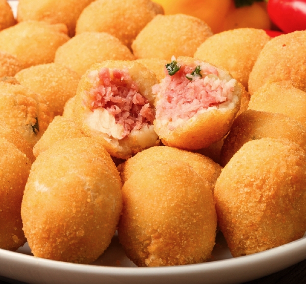 Mini Bolinha de calabresa com queijo cremoso