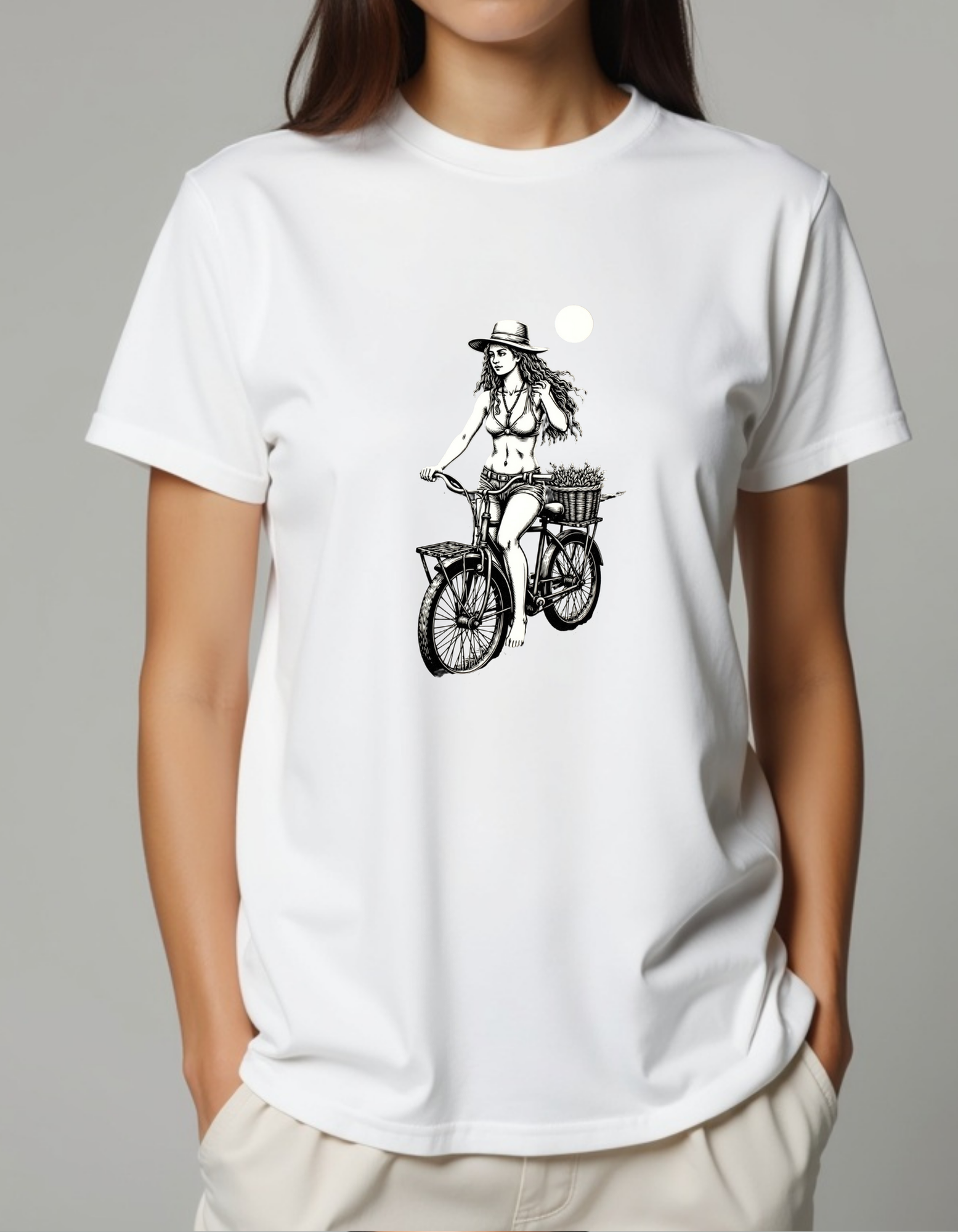 Playera con dibujo de una mujer en bicicleta