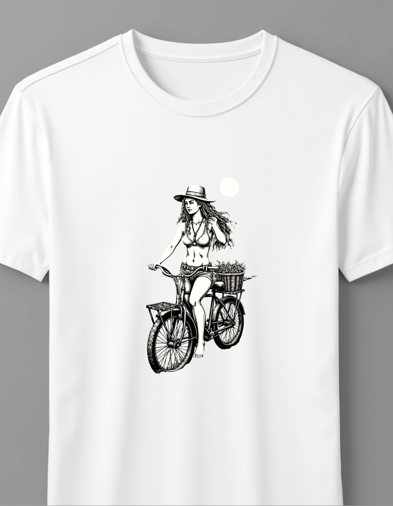 Playera con dibujo de una mujer en bicicleta