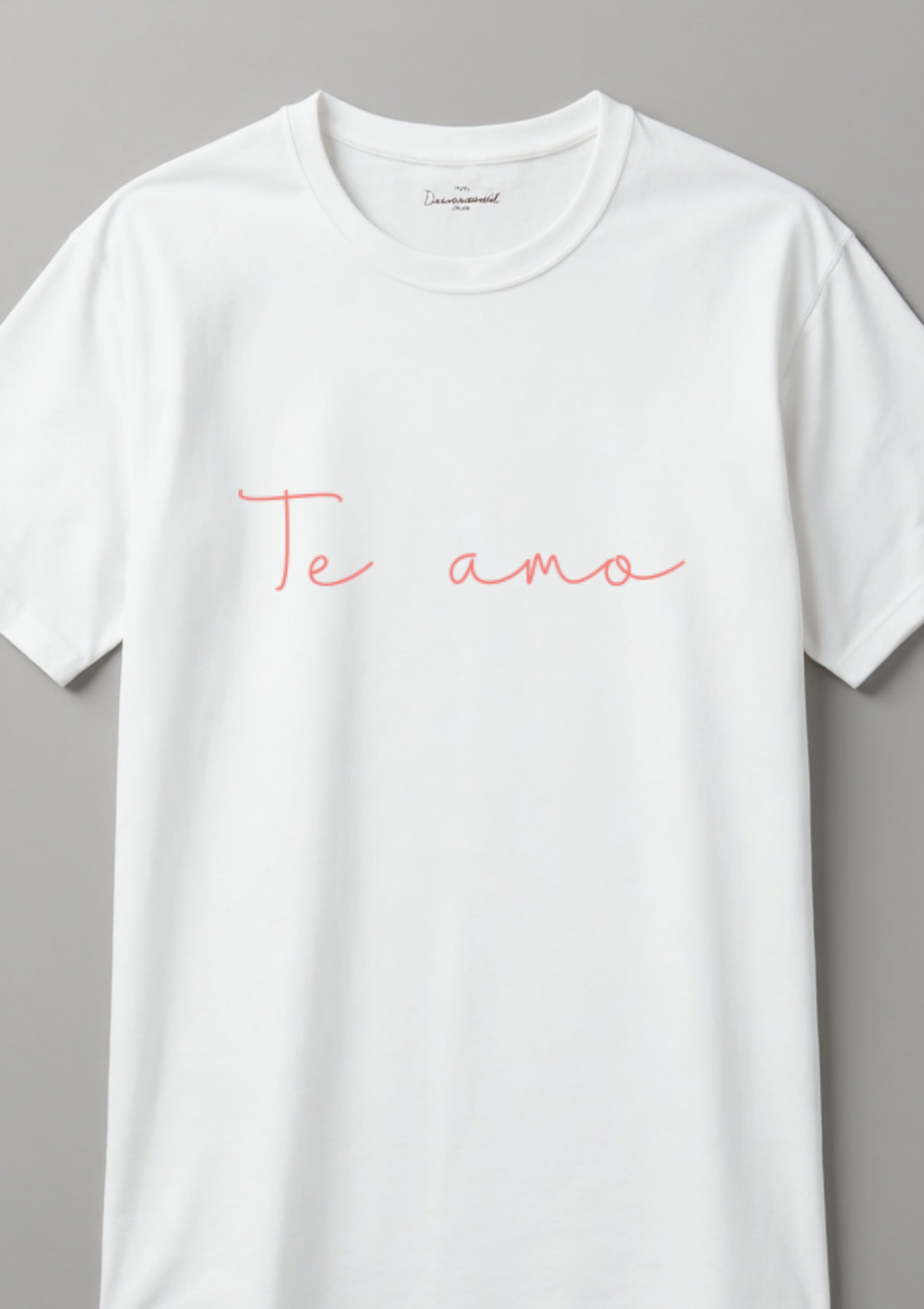 Playera con la frase Te amo en letra cursiva