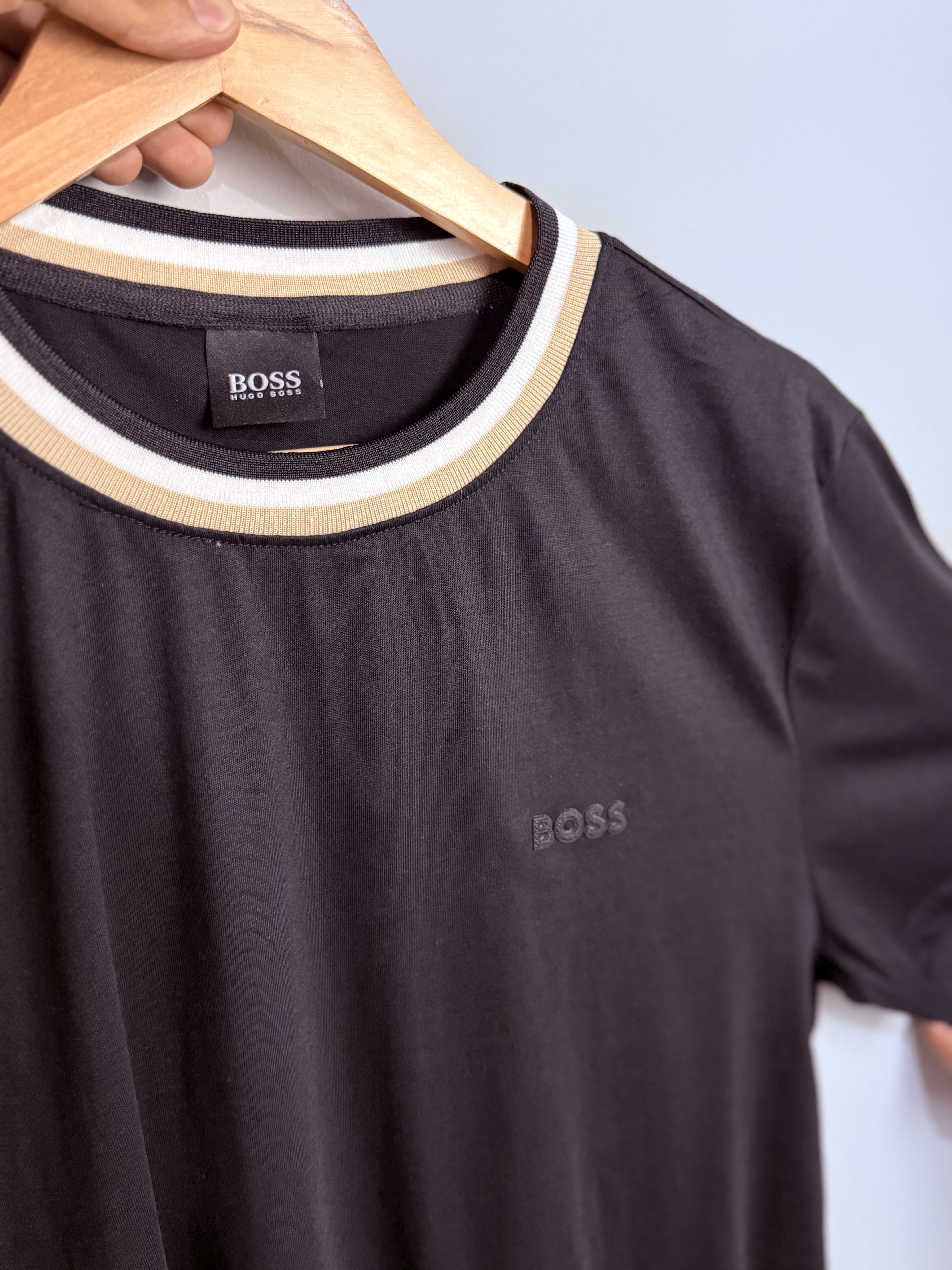 Hugo Boss Premium – Malha Italiana e Gola Tricotada