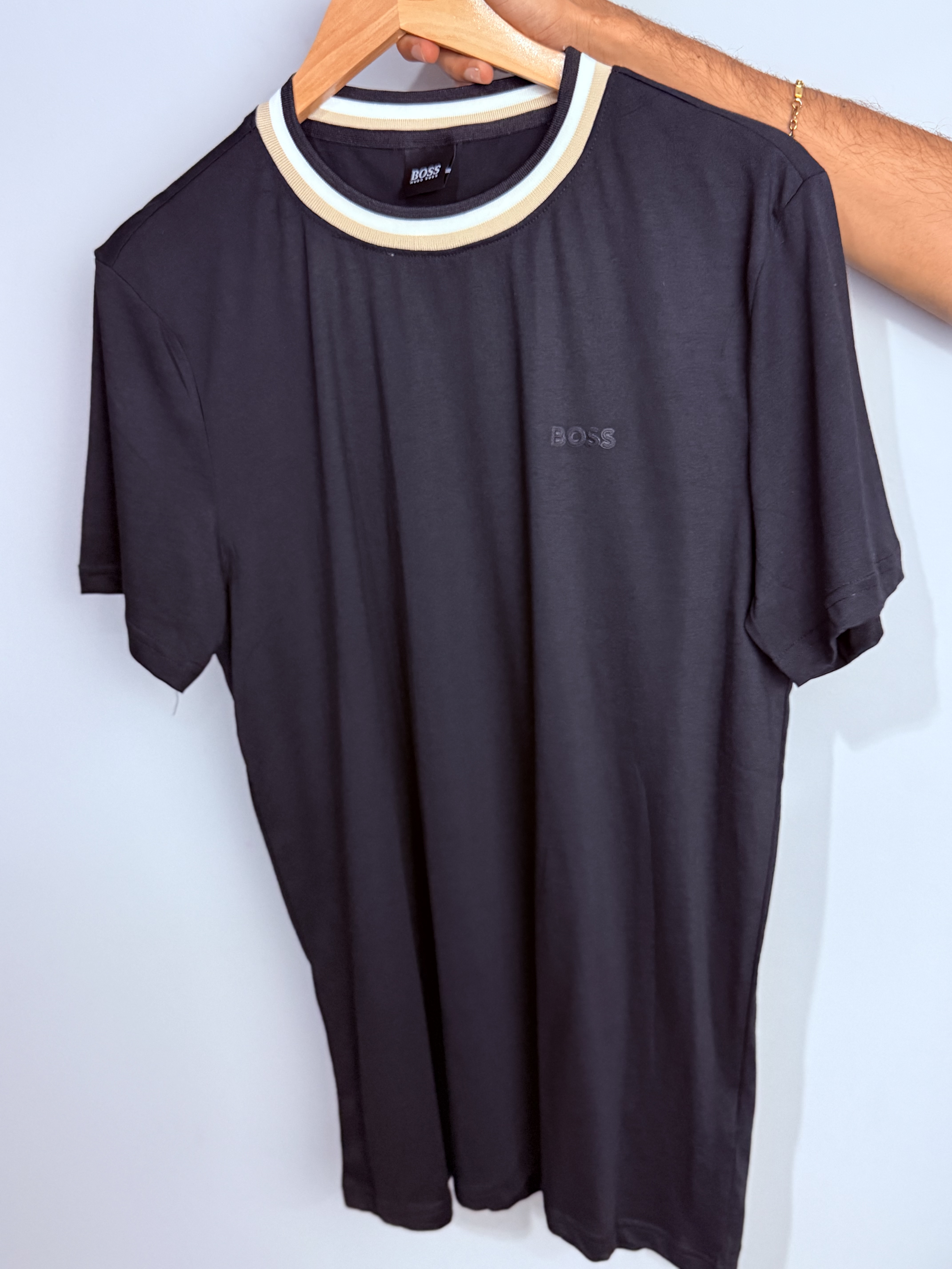 Hugo Boss Premium – Malha Italiana e Gola Tricotada