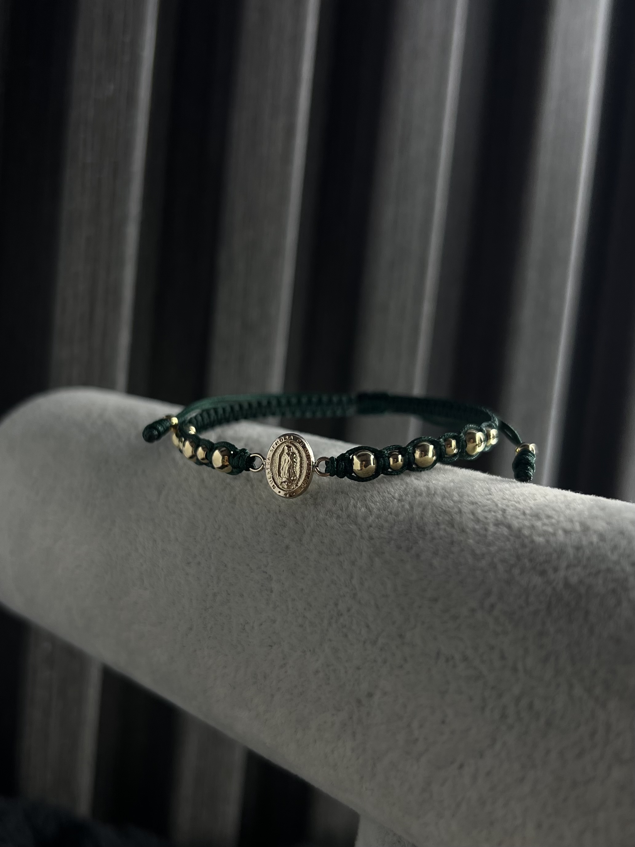 PULSERA VIRGEN DE GUADALUPE INTERCALADA UNO A UNO 