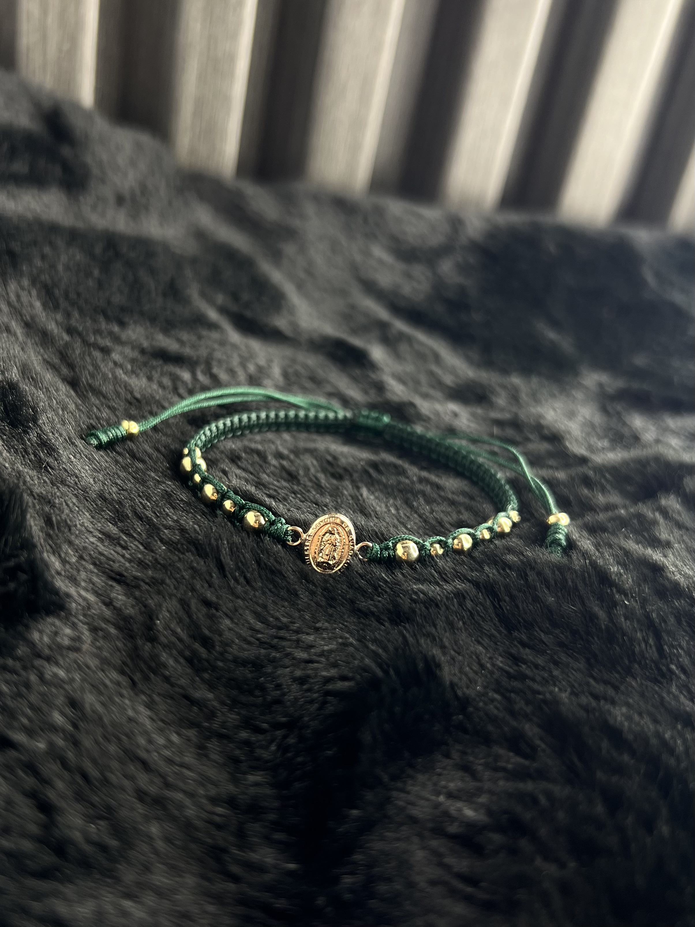 PULSERA VIRGEN DE GUADALUPE INTERCALADA UNO A UNO 