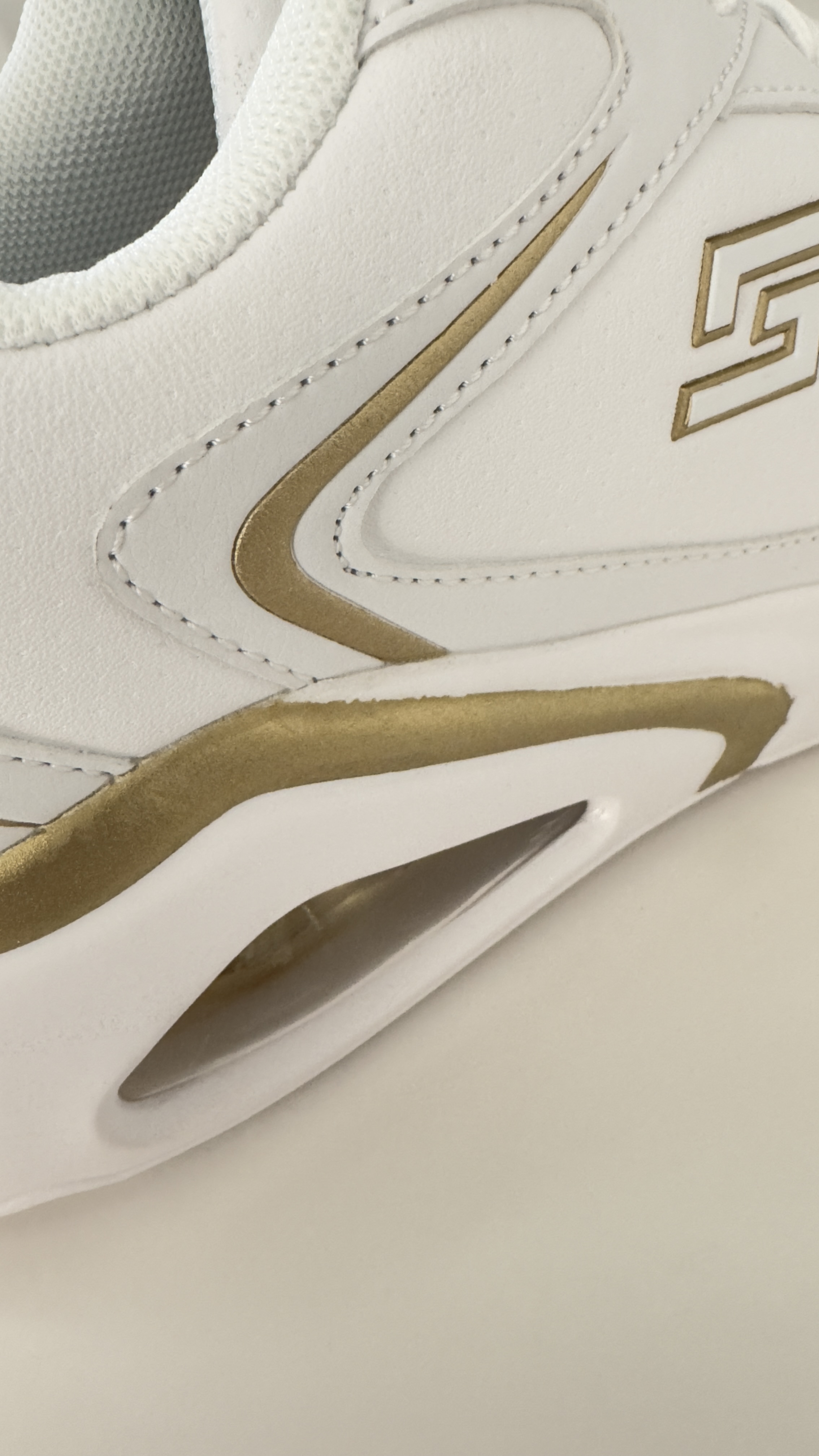 Kedai moterims, balti