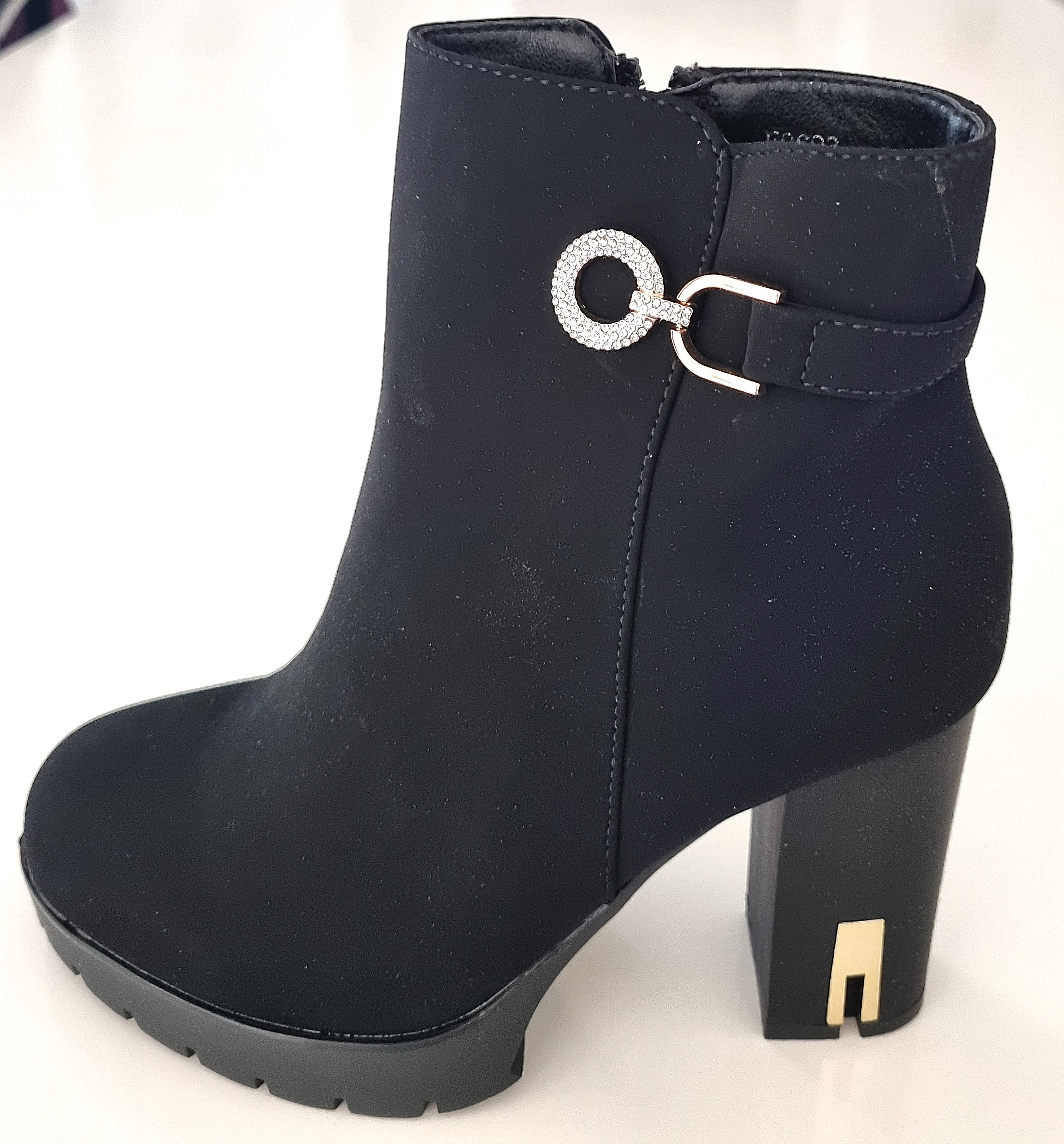 Moteriški juodi aulinukai