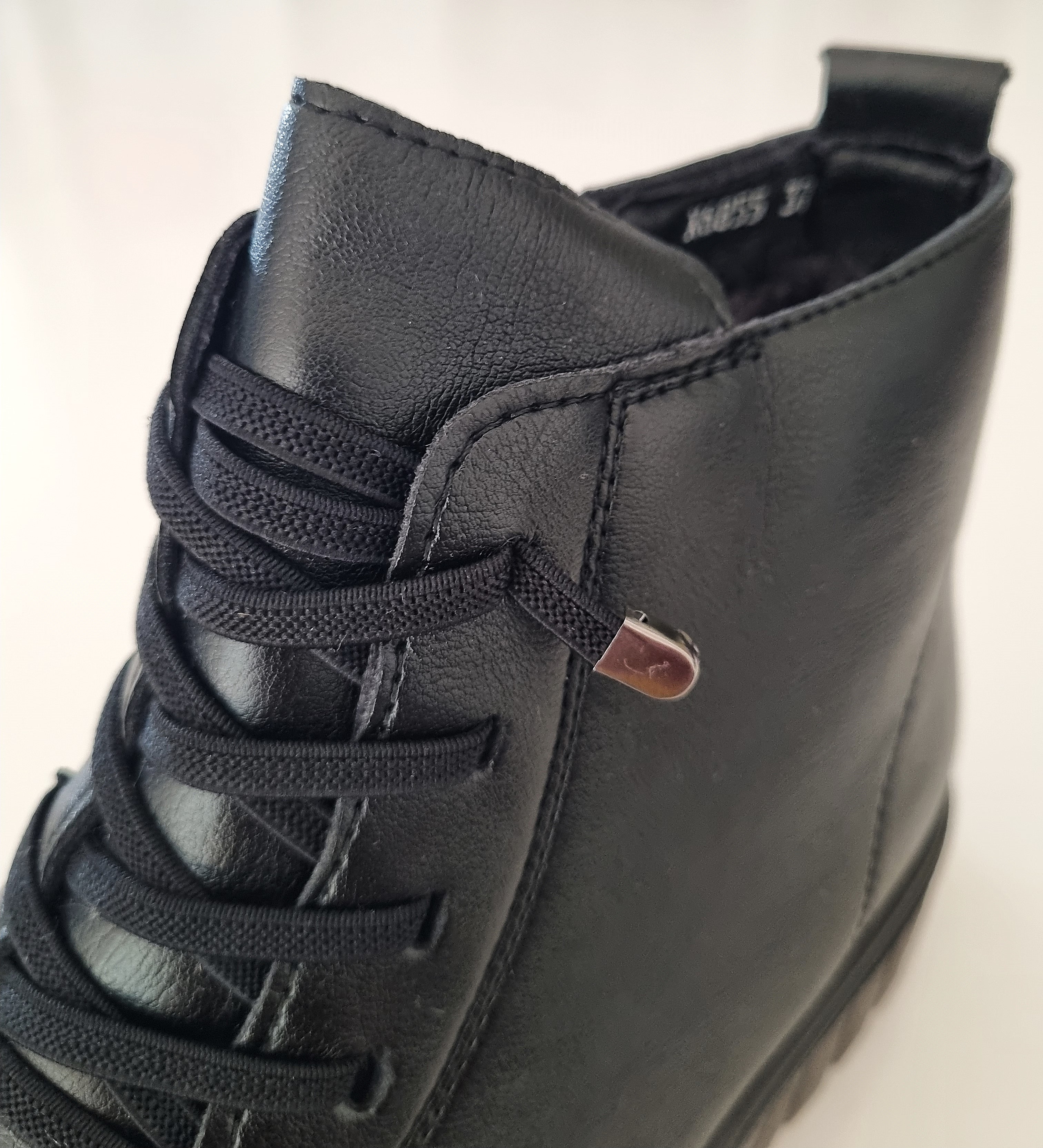 Moteriški juodi aulinukai