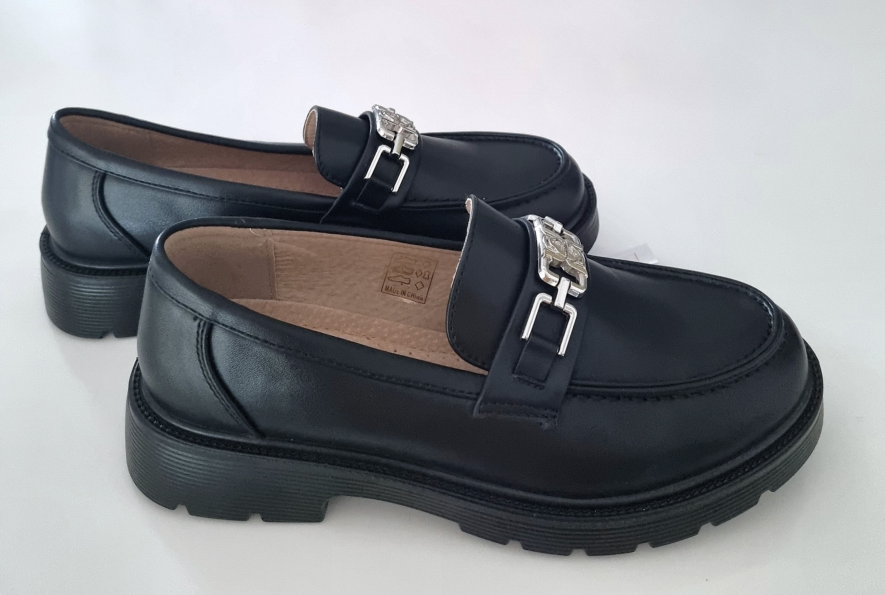 Moteriški juodi loaferiai