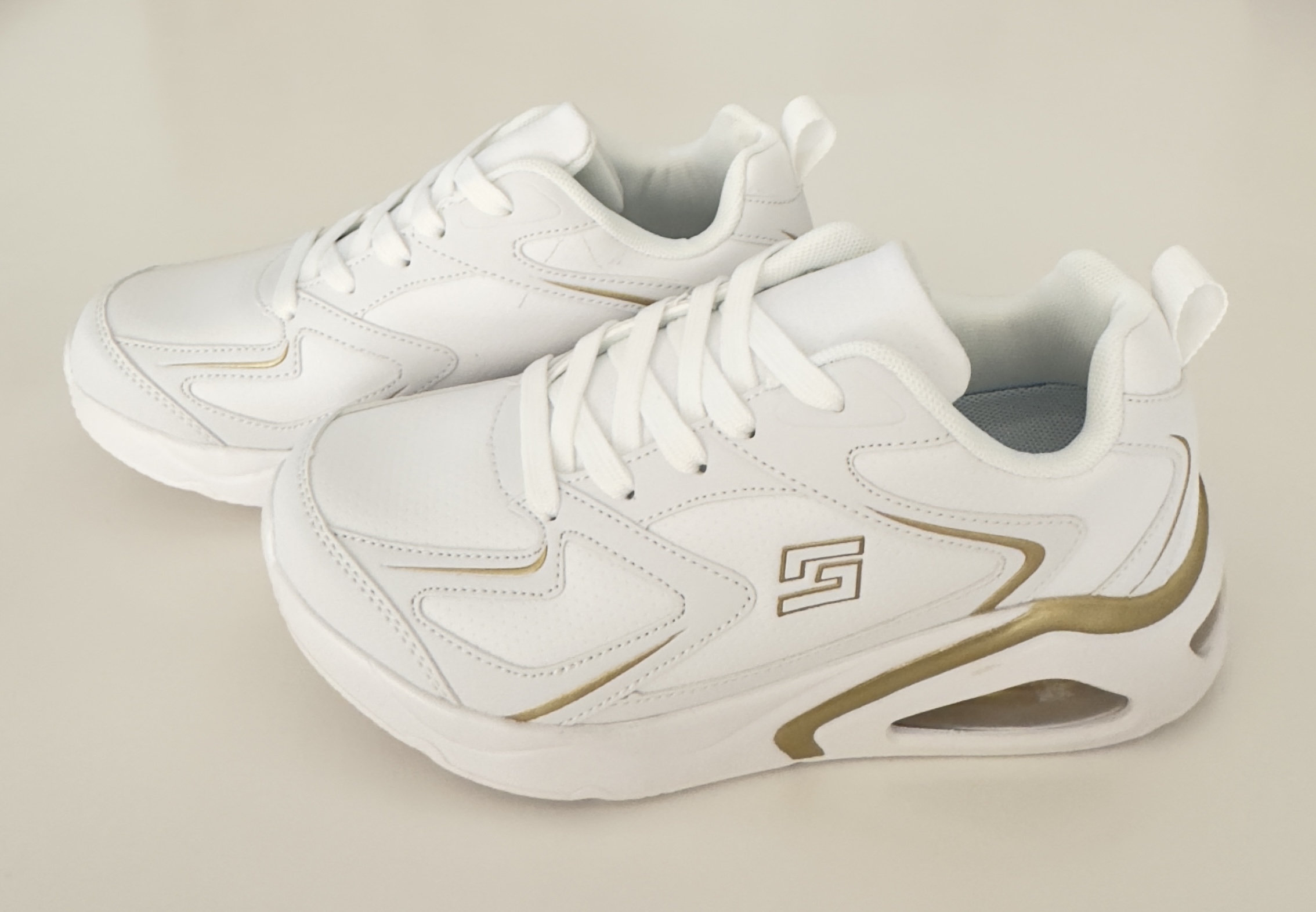 Kedai moterims, balti