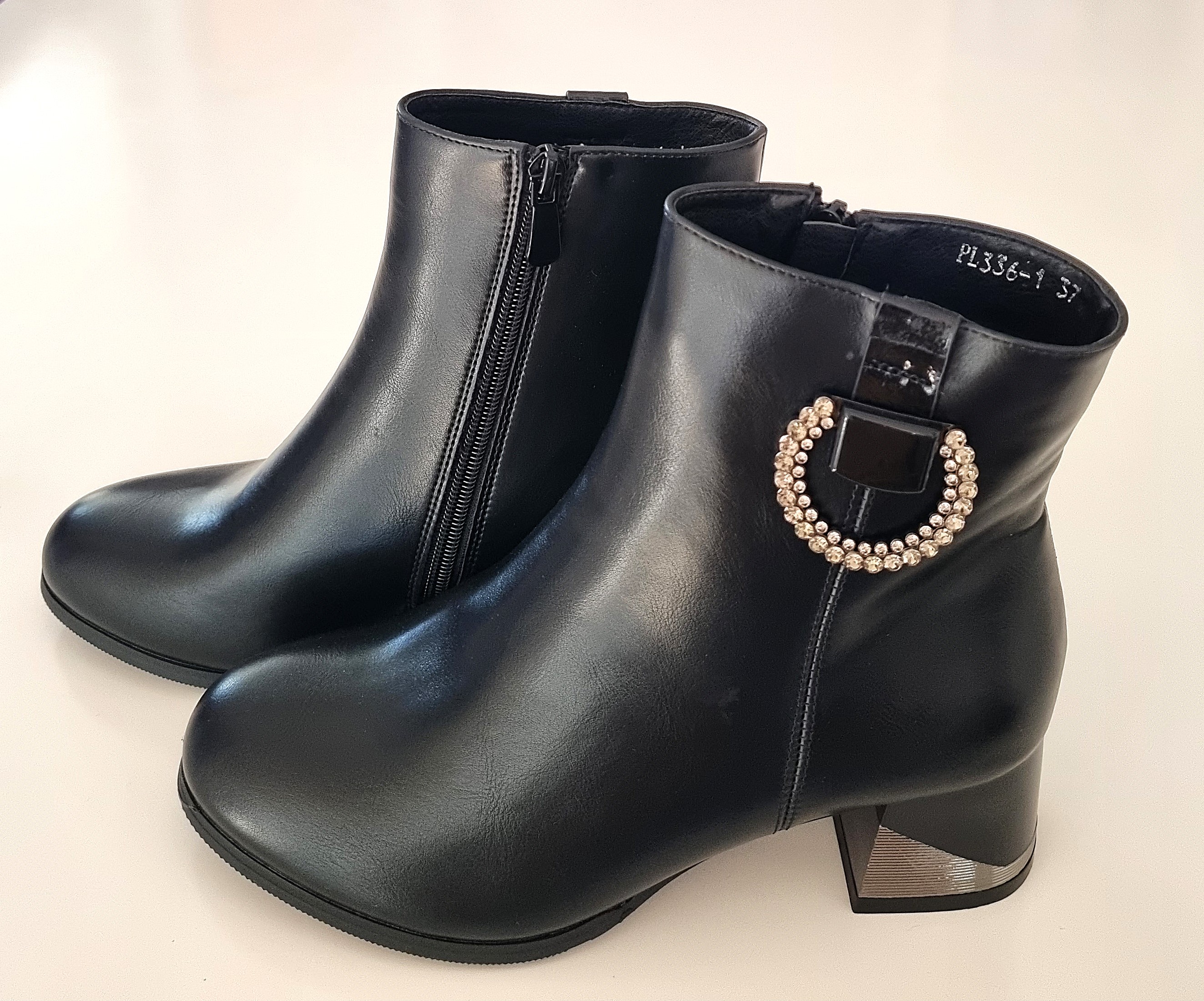 Moteriški juodi aulinukai