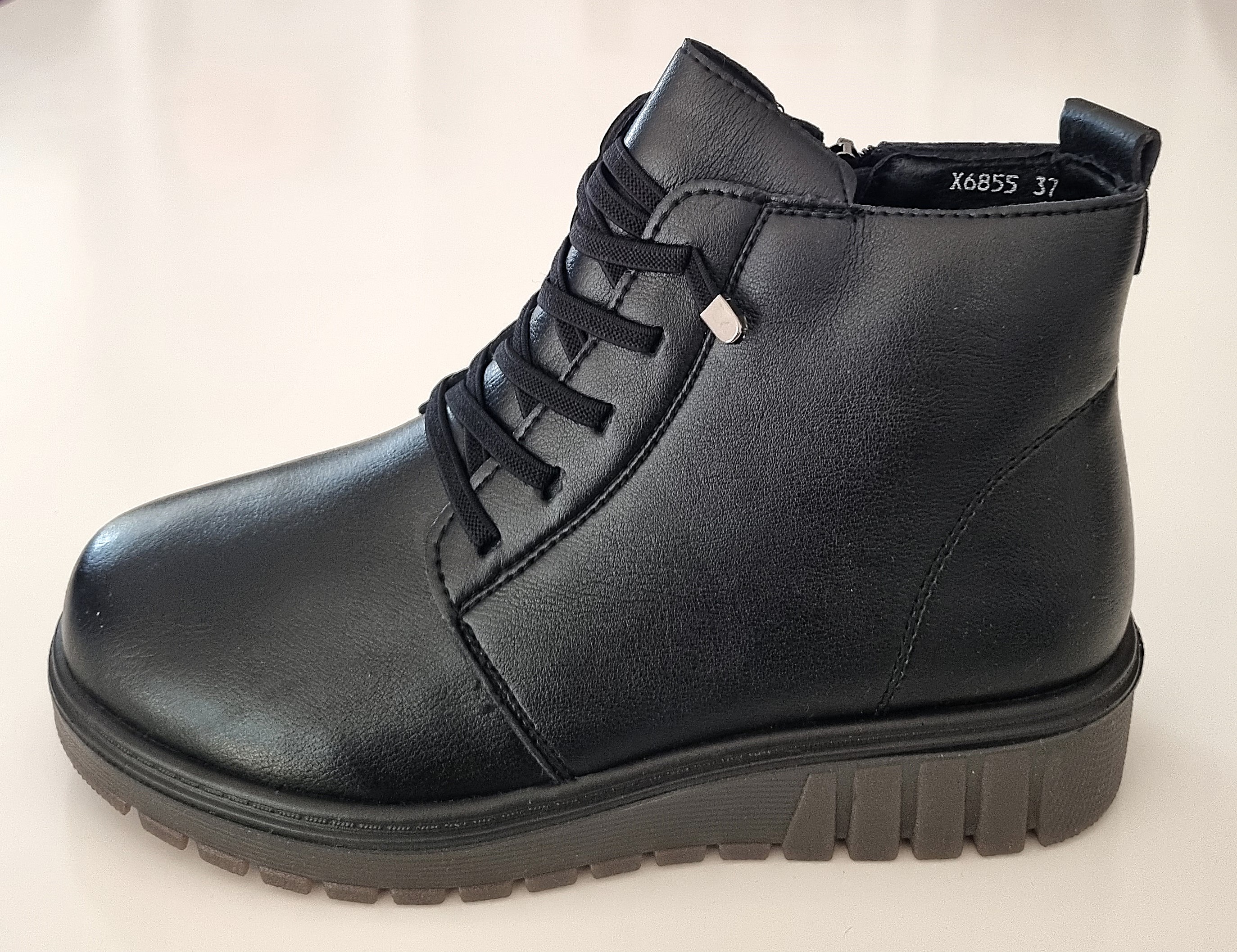 Moteriški juodi aulinukai