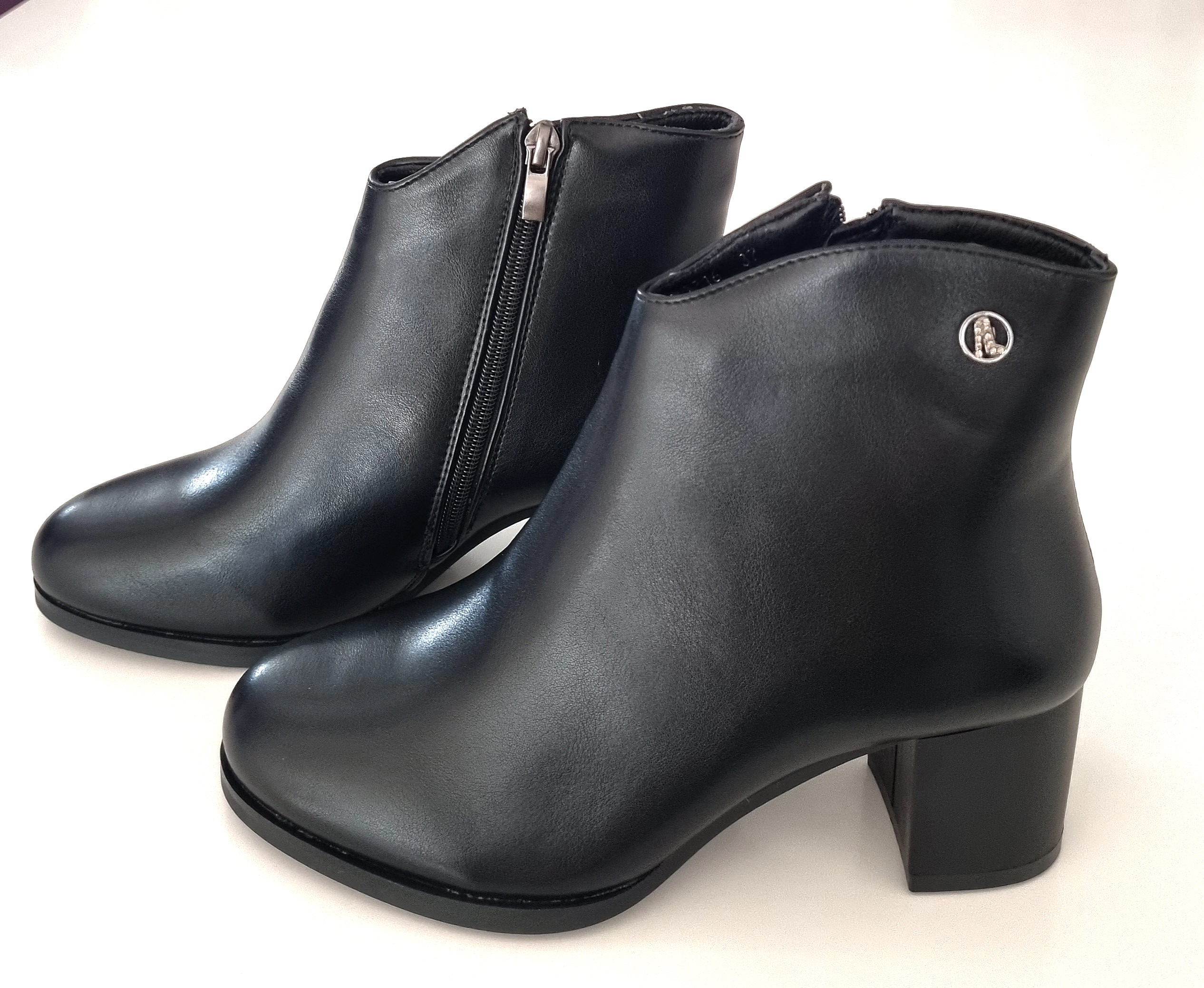 Moteriški juodi aulinukai su kulnu