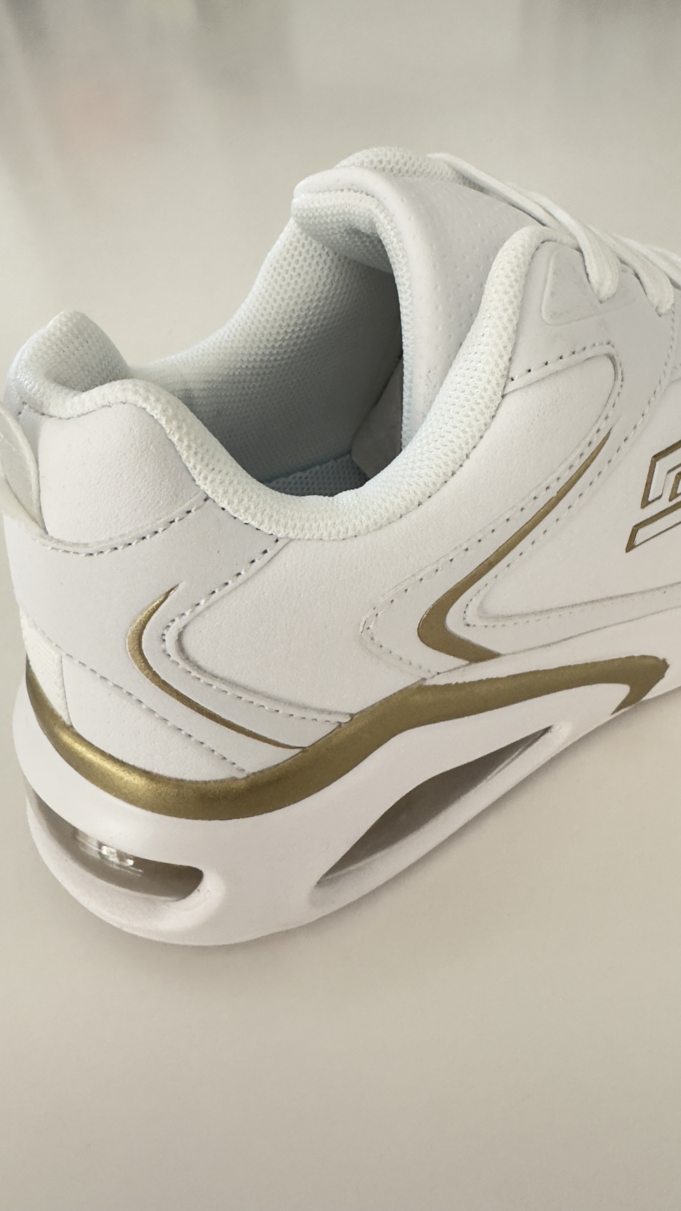 Kedai moterims, balti